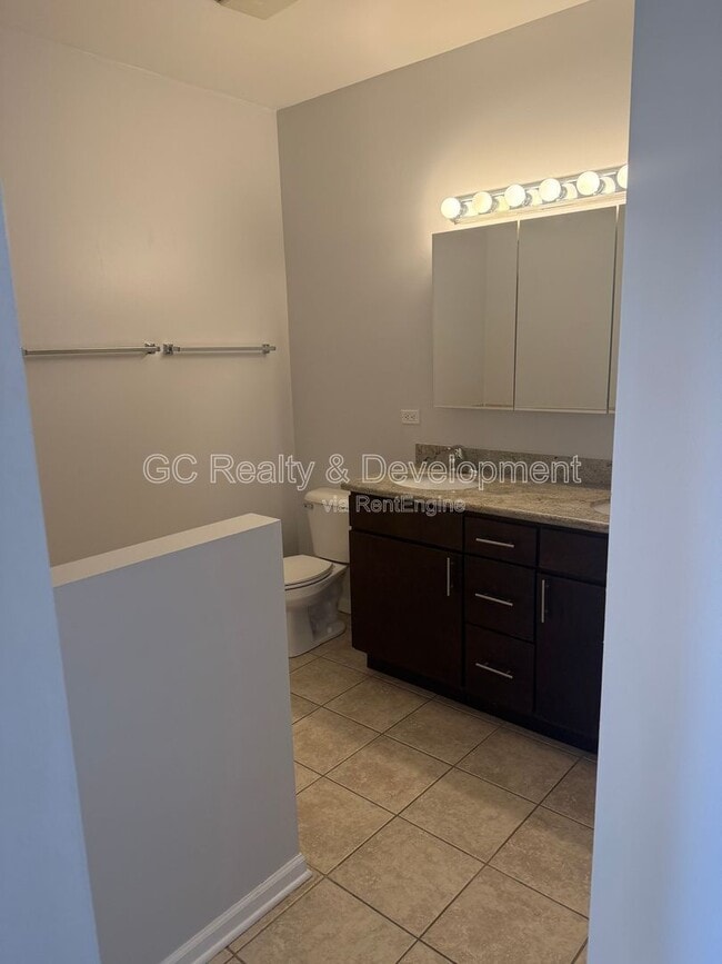 Building Photo - 2520 S Oakley Ave