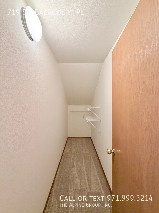 Building Photo - 719 SW Backcourt Pl