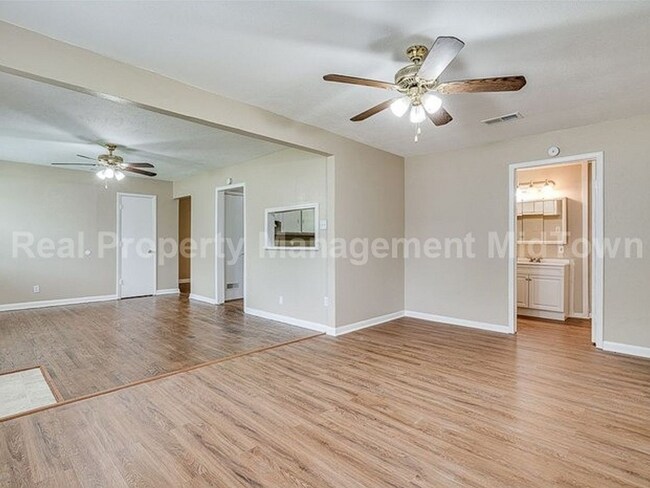 Building Photo - Charming 3-Bedroom Home with Spacious Yard in Garland