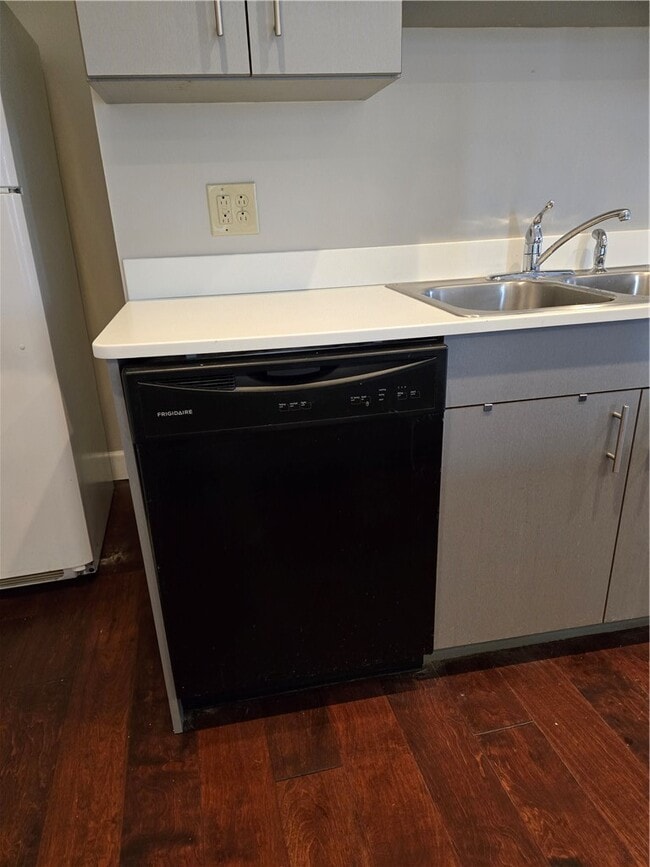 Building Photo - 320 East Ave