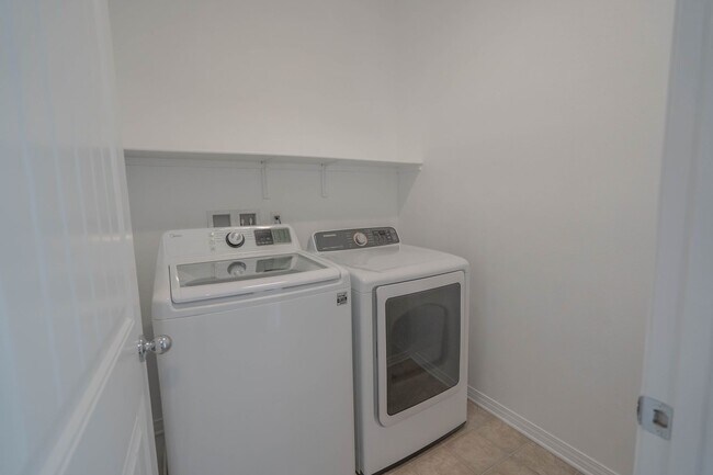 Building Photo - COMING SOON! Santa Clarita 3-Bedroom River...