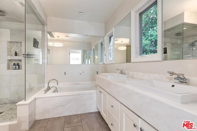 Building Photo - 1154 N Wetherly Dr