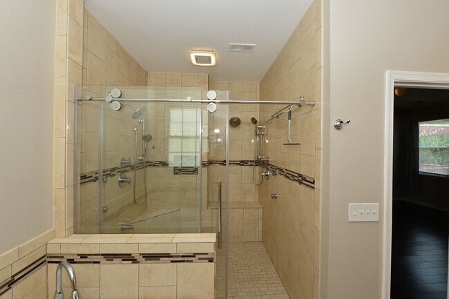 Building Photo - 517 Whisper Walk