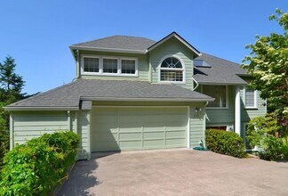 Building Photo - Gorgeous Home with a View!