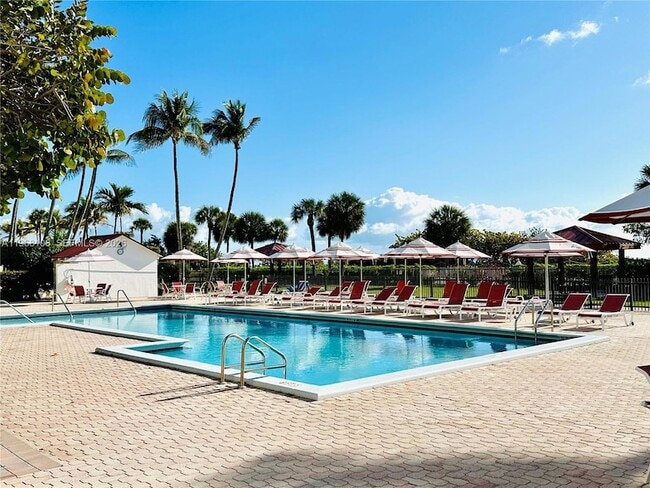 Building Photo - 2555 Collins Ave