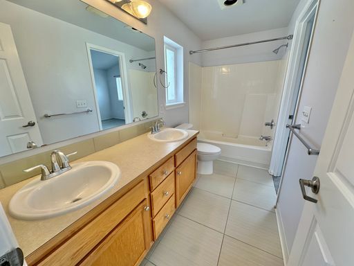 Building Photo - Lovely 3 bed Townhome near desirable Greenlake!