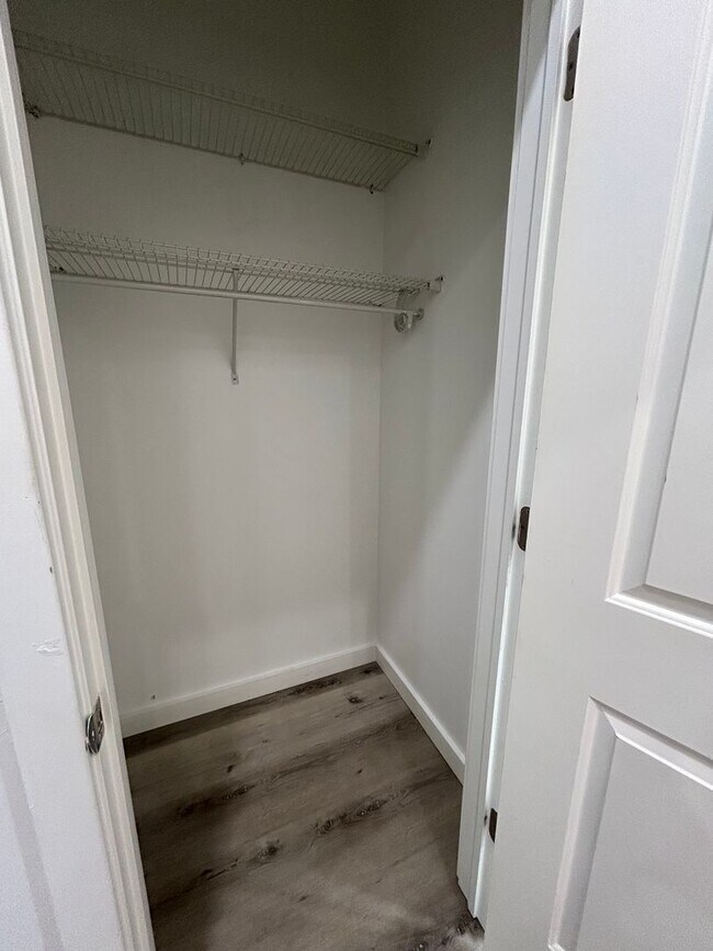 Building Photo - Modern & Renovated 1BD 1BA Apartment