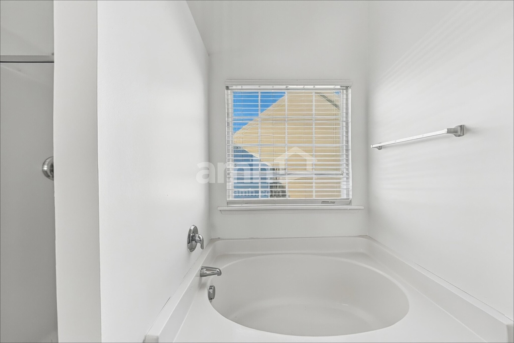Building Photo - 1010 Golden Crest Dr