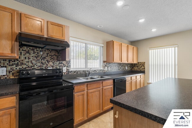 Building Photo - 9 Waywood Pl