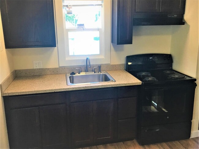 Building Photo - 4550 Lakeshore Blvd