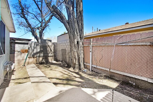 Building Photo - 754 W 11th St