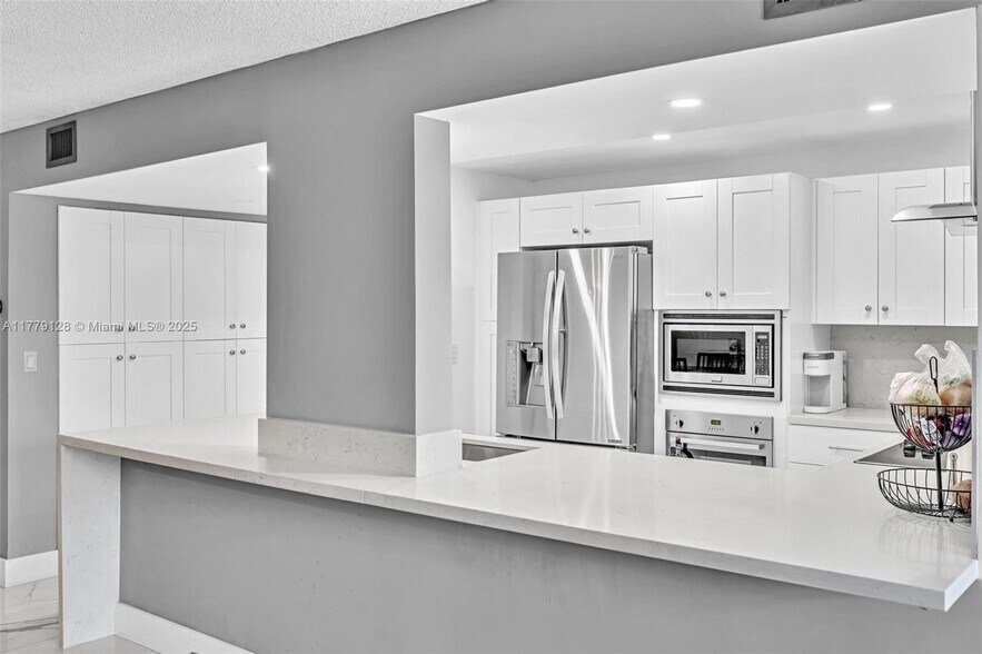 Building Photo - 1000 Parkview Dr