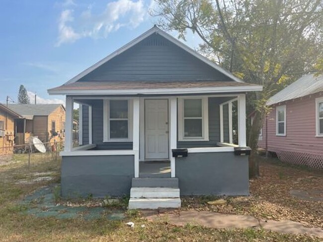 Primary Photo - 1/1 remodeled Cottage with bonus room