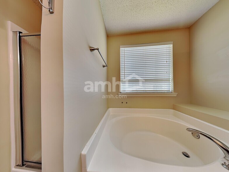 Building Photo - 139 W Tisbury Ln
