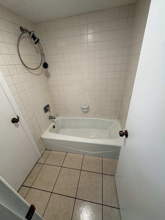 Building Photo - 593 Fairways Cir