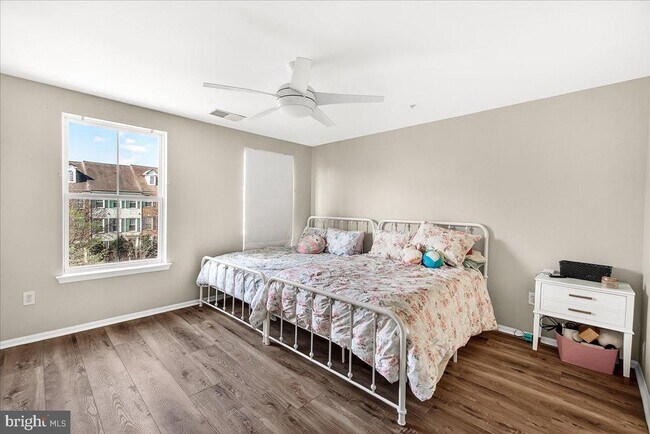 Building Photo - 910 Featherstone St