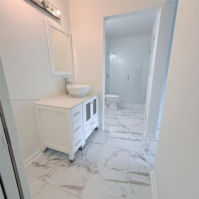 Building Photo - 6183 Live Oak Ct