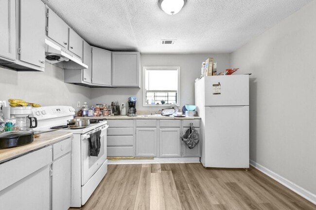 Building Photo - For Rent West Side $ 1675.00   3 bedroom/2...