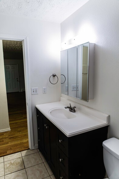 Building Photo - 1805 Dare Ave