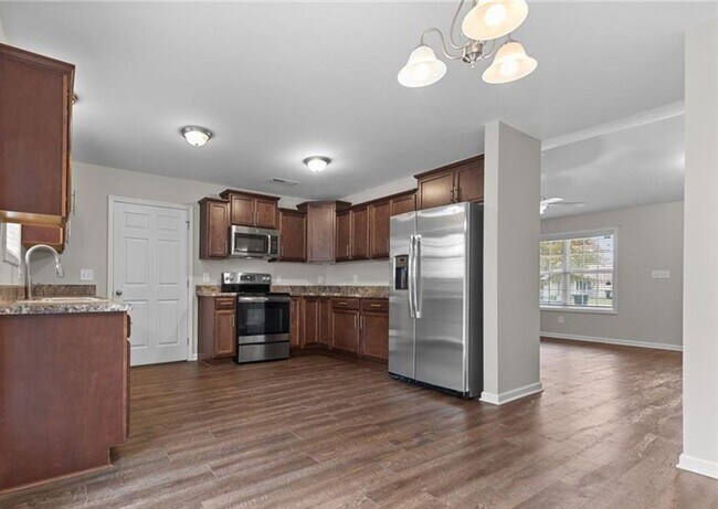 Building Photo - 1595 Rossmore Dr