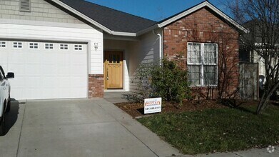 Building Photo - Desirable area of Central Point - Single S...