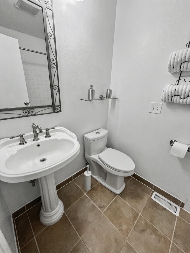 Building Photo - 7538 Foxridge Cir
