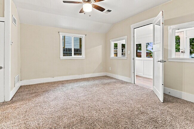 Building Photo - $1,595.95 with $250 Cleaning Voucher, 1 Bed - 1 Bath, Single Family Home in Aurora with Private a...