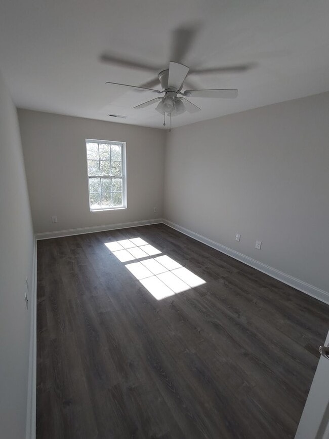 Building Photo - 1046 Fairway Ln