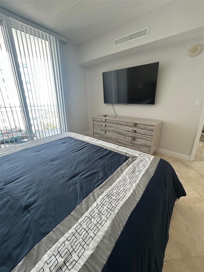 Building Photo - 1745 E Hallandale Beach Blvd
