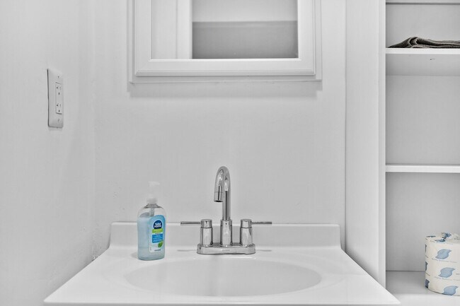 Building Photo - 2610 SW 31st Ave