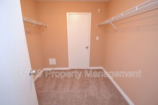 Building Photo - 300 Cherokee Ct