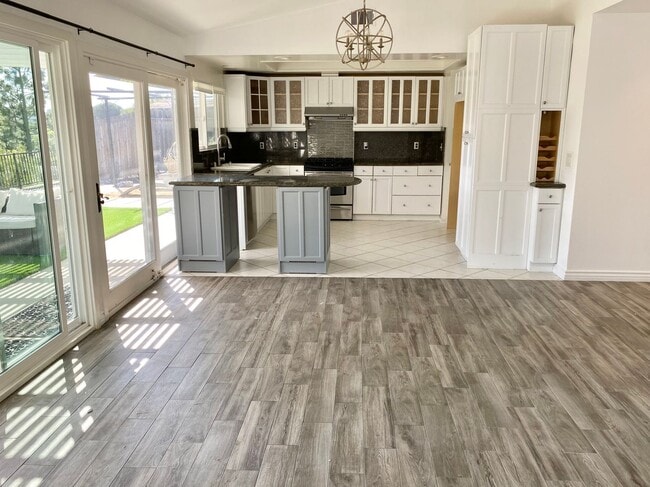 Building Photo - Single story Lake Lindero 4b/2b home with amazing lake views!