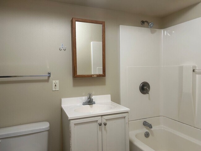 Building Photo - Camino 2/2 cottage $1625