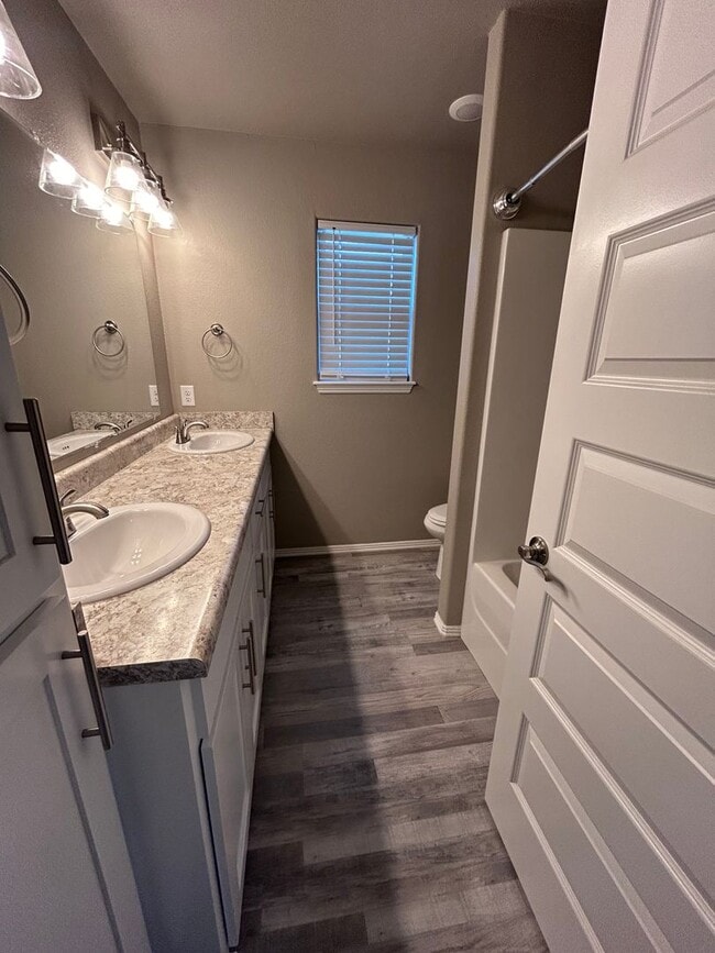 Building Photo - Maple Ridge Duplex