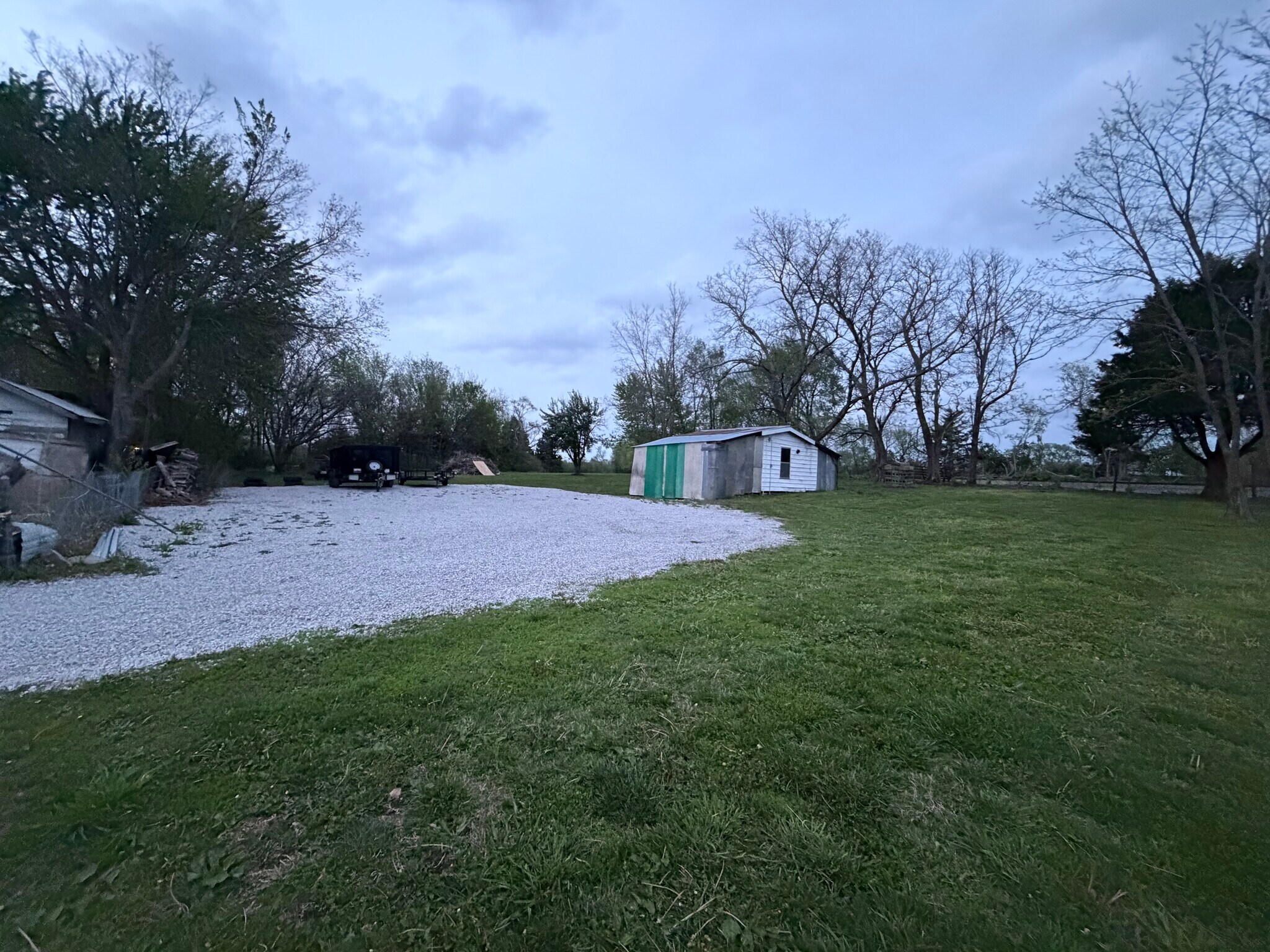 Large parking w/ storage - 18619 S State Route D