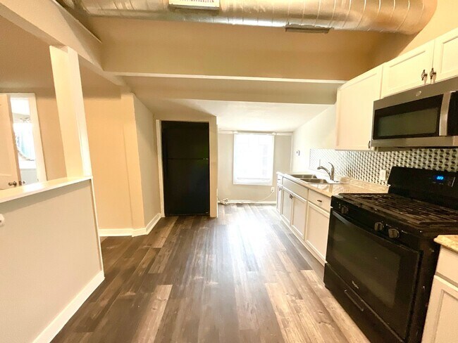 Building Photo - Spacious 2-Bedroom Home Steps from Restaur...