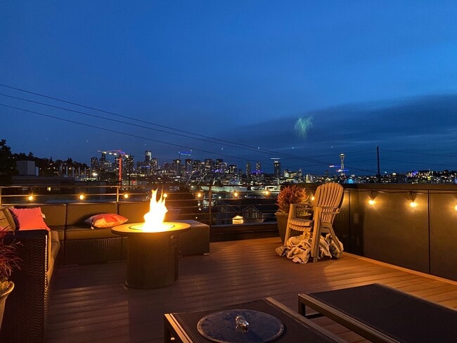 Building Photo - Gorgeous Eastlake Townhome - Stellar Locat...