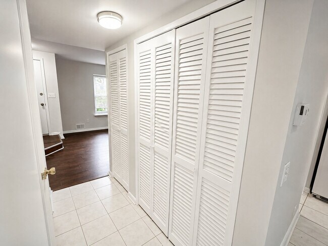 Building Photo - 164 Woodlake Manor Dr
