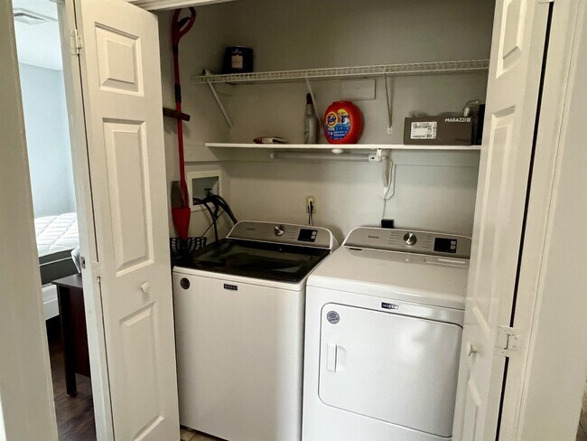 Building Photo - 690 S Porter St