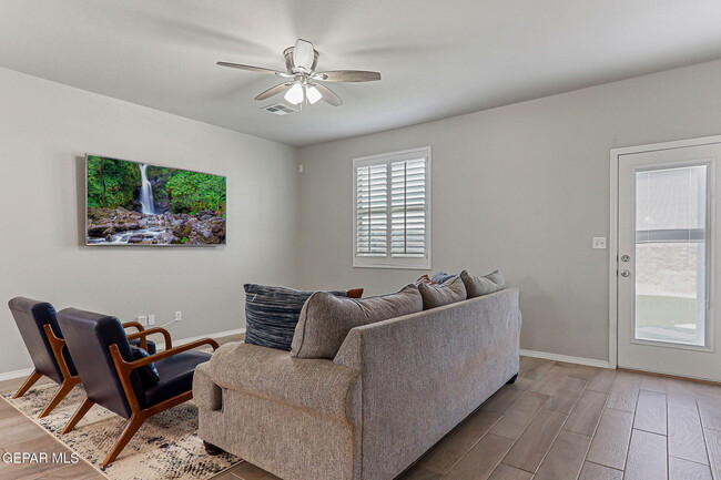 Building Photo - 3945 Desert Dunes Dr