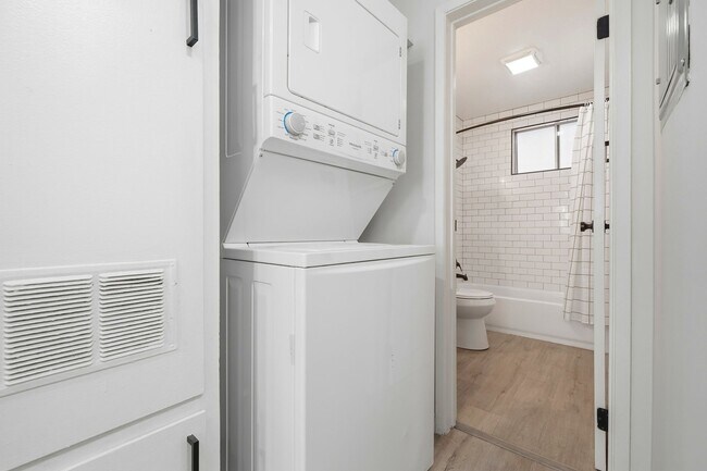 Building Photo - 5549 Fulcher Ave