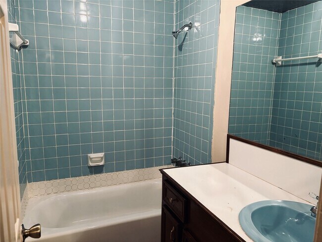 Building Photo - 415 Zinn Dr