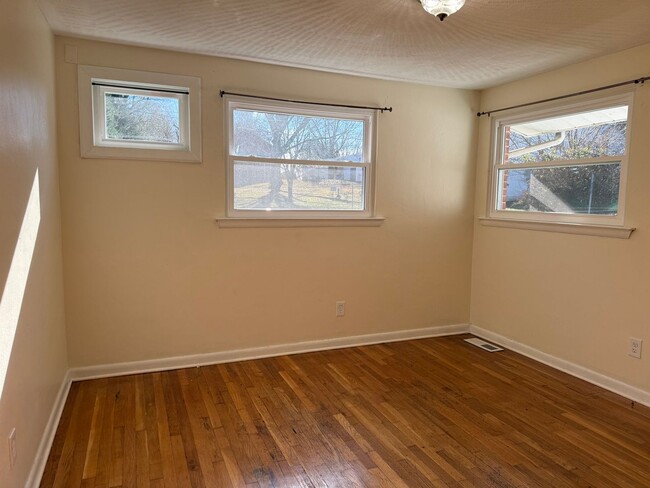 Building Photo - Must see 2 - bedroom, 1 -bath all brick home