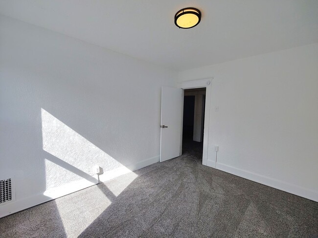 Building Photo - *Beautifully Updated & Spacious 6BD/1.5BA ...