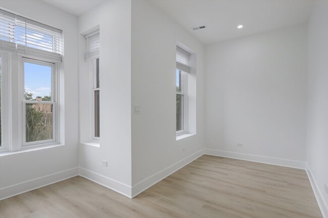 Building Photo - 1114 N Wolcott Ave