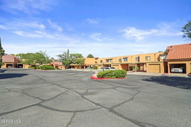 Building Photo - 1644 Lomaland Dr