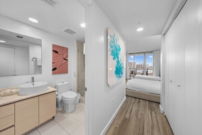 Building Photo - 2602 E Hallandale Beach Blvd