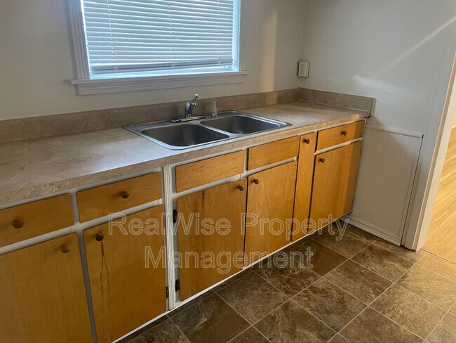 Building Photo - 300 Edwards St