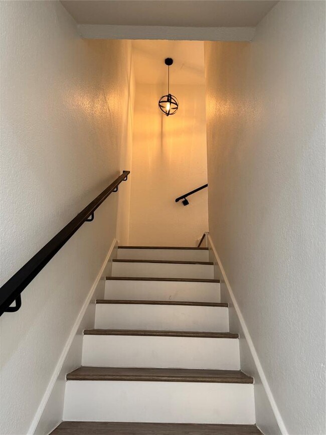 Building Photo - 2124 Burton Dr