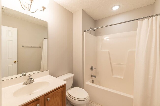 Building Photo - Gorgeous Three Bedroom Home!